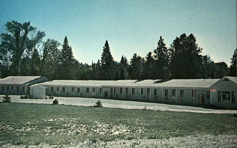 Happy Hollow Motel (Robertsons Motel) - Vintage Postcard